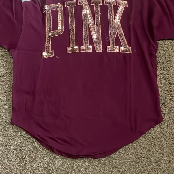 NWTs Ladies “PINK” sequin accent top. Maroon with cream upper part. Sz XS - Picture 5 of 12